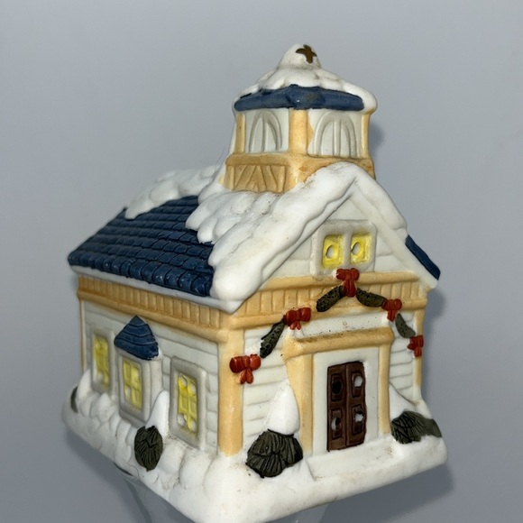 Mini lighted Church - Picture 3 of 3